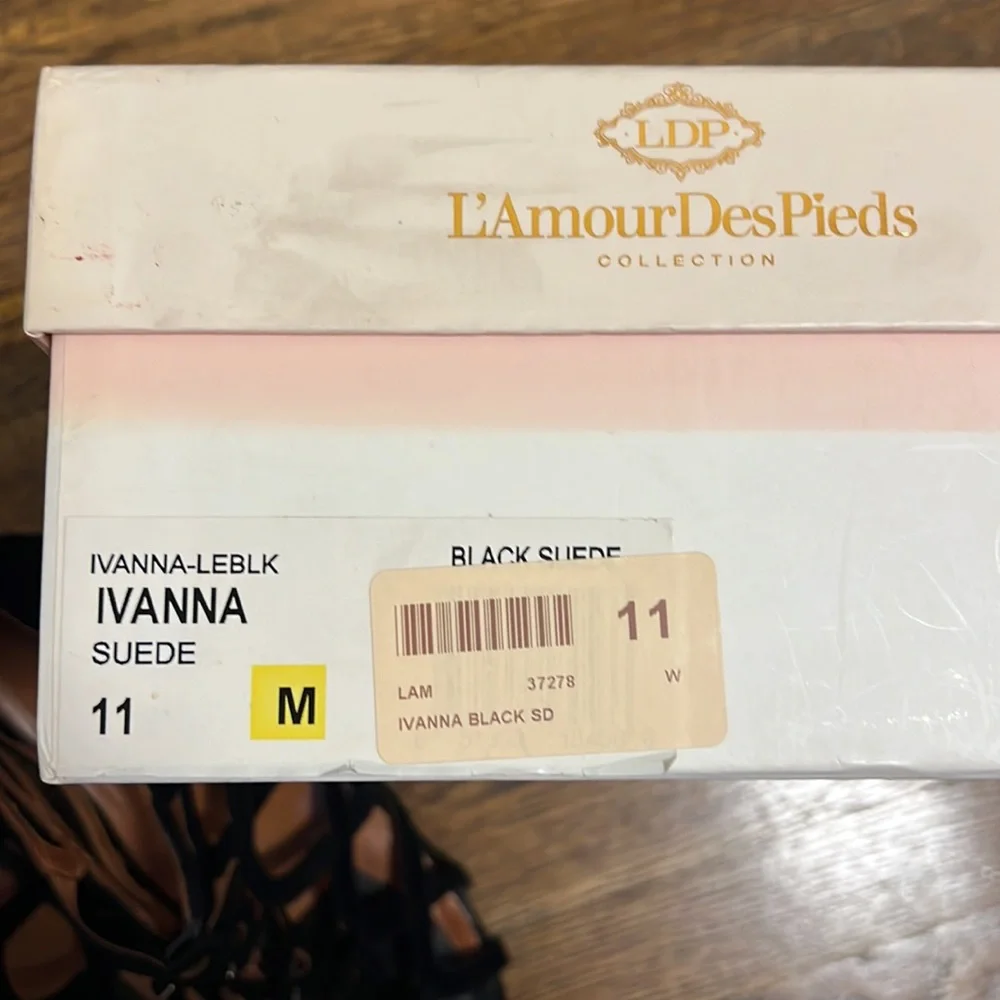 L’Amour Des Pieds suede wedge